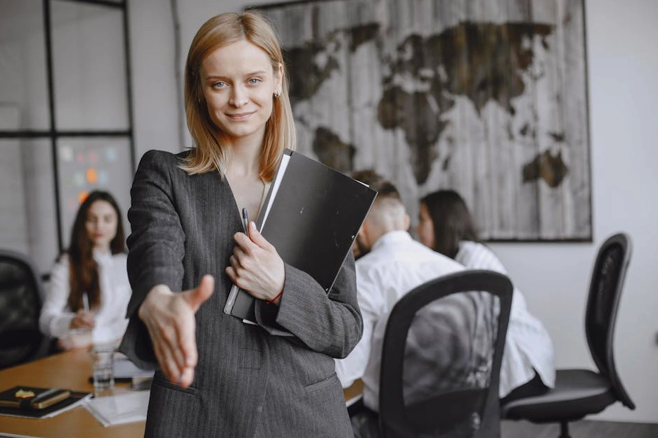 Zespół ekspertów omawiający strategię marketingową przy tablicy.